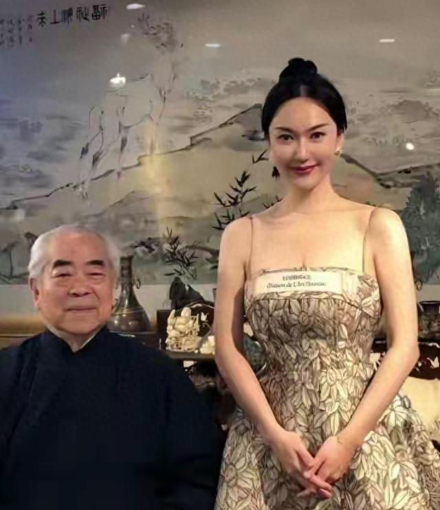 87岁范曾“老来得子”？徐萌穿哺乳裙身材臃肿，亲女儿范晓慧慌了
