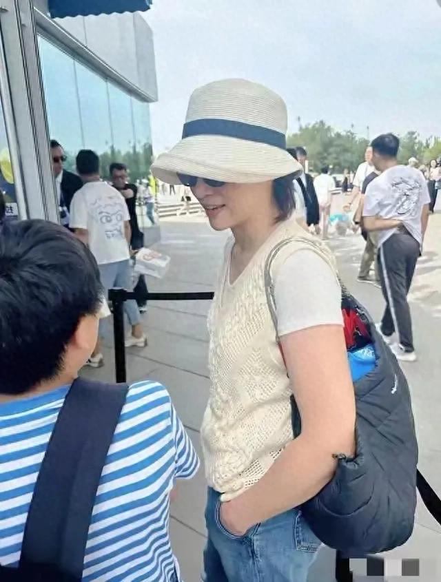 董卿和11岁儿子在北京被偶遇，她打扮时尚，儿子有点胖 同框好温馨