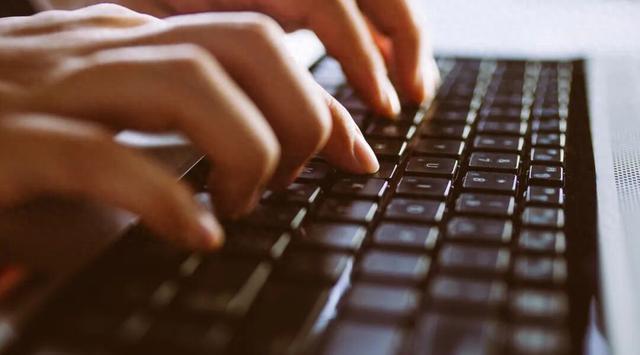 博物馆门票秒空背后：“黄牛”工作室里，一整面墙的手机在“跑”程序