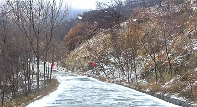 平度大泽山迎今冬首场雪！飘雪近 4 小时、雪量 3.3 毫米，游客偶遇雪景直呼惊喜