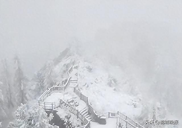 国庆突降暴雪！自驾游客困雪地到凌晨，多景区紧急应对