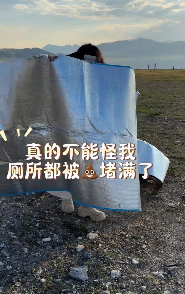 赛里木湖景区公共厕所被曝“屎满为患”，游客称直接室外排便！