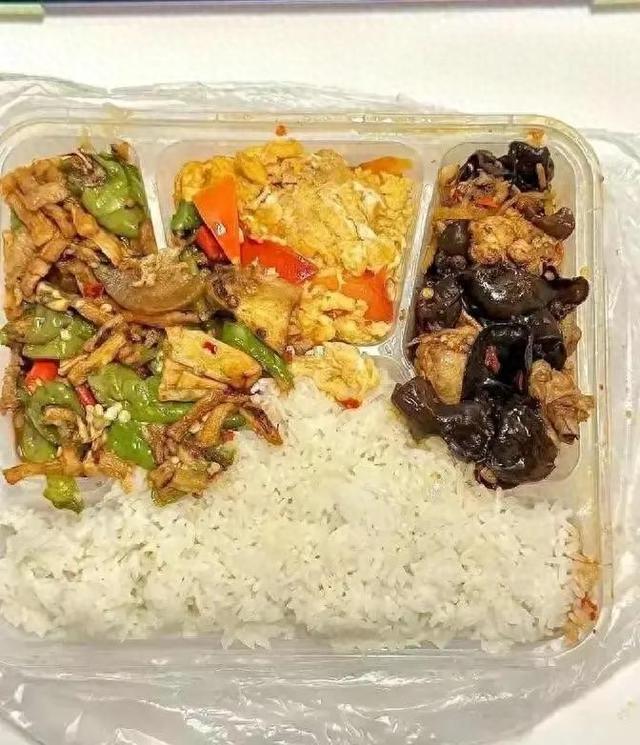 北京下了死命令：2027年底前，所有中小学必须告别“校外配餐”