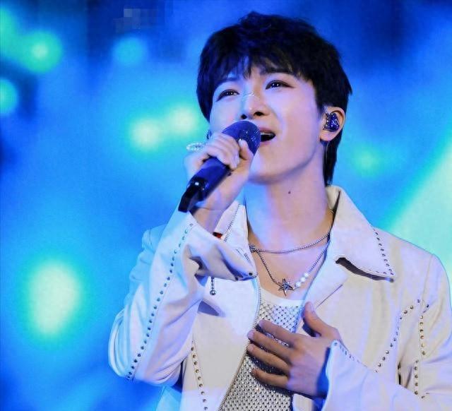 人民日报专访，揭开32岁周深的真实处境，那英确实一个字都没说错