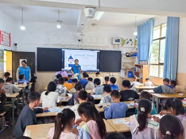 鲁甸县科协暑期科普大篷车走进乡村校园 点燃青少年科学梦想