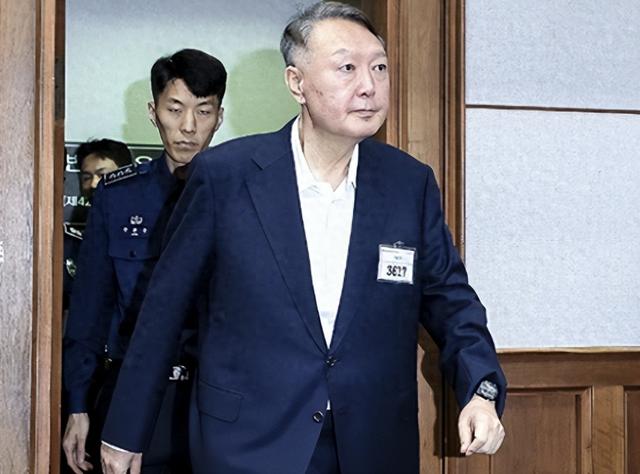 尹锡悦终于出庭受审，身形暴瘦“满头白发”，当场控诉不公待遇