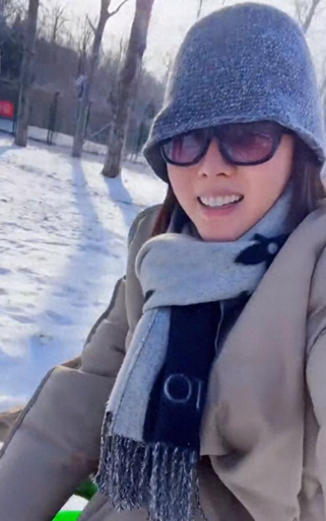 李思思夫妇别墅区玩雪，北大老公用锹当爬犁拉着她玩，好恩爱