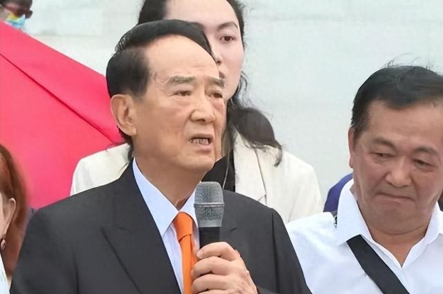 45个方（梯）队展最强军容，洪秀柱赴陆观礼九三阅兵，在北京和台胞手拉着手，隔空喊话赖清德