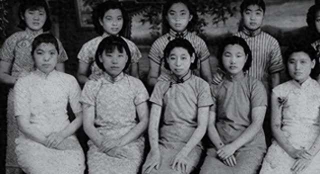 撕胸衣游戏破解版（天乳运动有多疯狂数万女性赤裸游街）