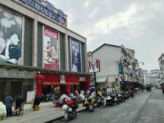 昌化人，看场电影需要跑於潜