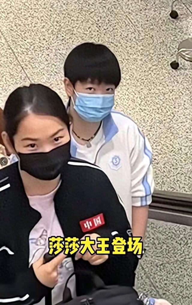 国乒终于返回北京，没想到有人一直陪伴孙颖莎，王楚钦看起来很累