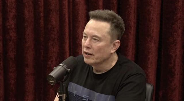 马斯克剧透特斯拉四款AI芯片，无人出租拿掉方向盘明年量产，即将国内首秀