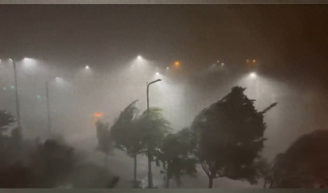 这样的狂风	、暴雨、冰雹齐聚的场景哈在北京实属罕见了