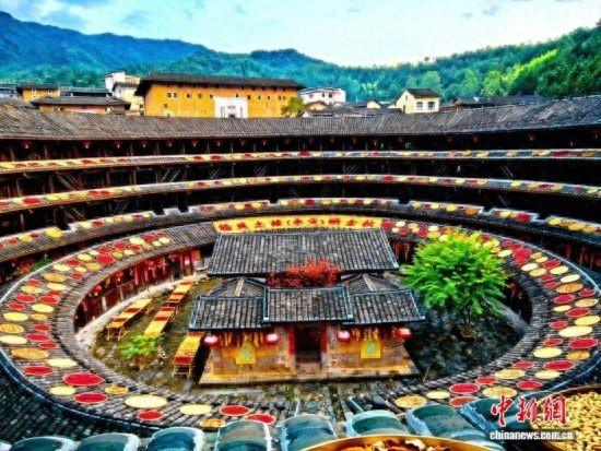 福建永定：百年圆楼映“秋景” 晒秋画卷迎客来