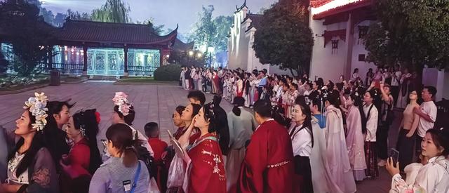 穿着汉服免费夜游岳阳楼 是种什么样的体验？