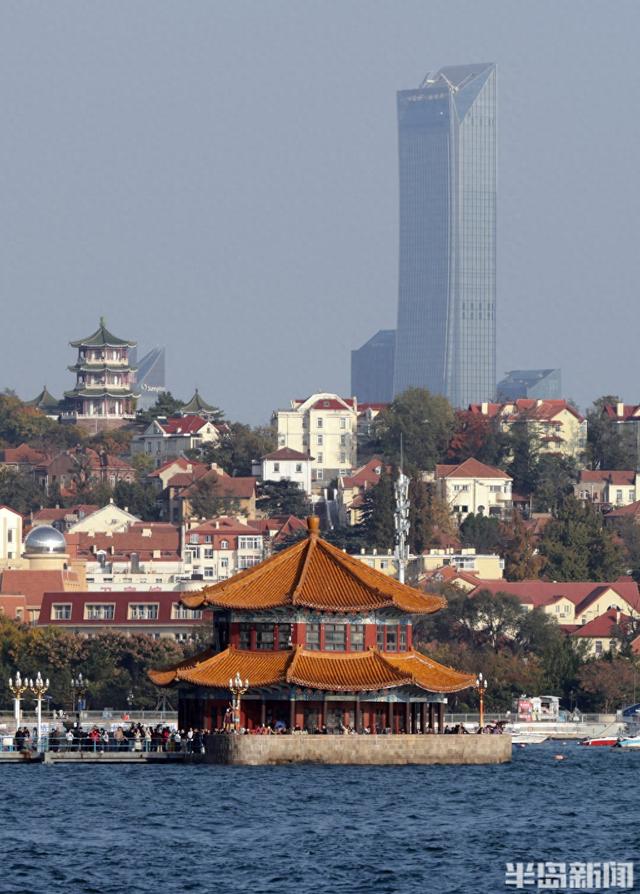 栈桥碧波载游人，天朗气清眺楼宇