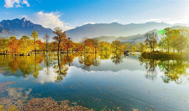 “窝囊爬山”火到了秋天 “轻户外”成节后出游关键词