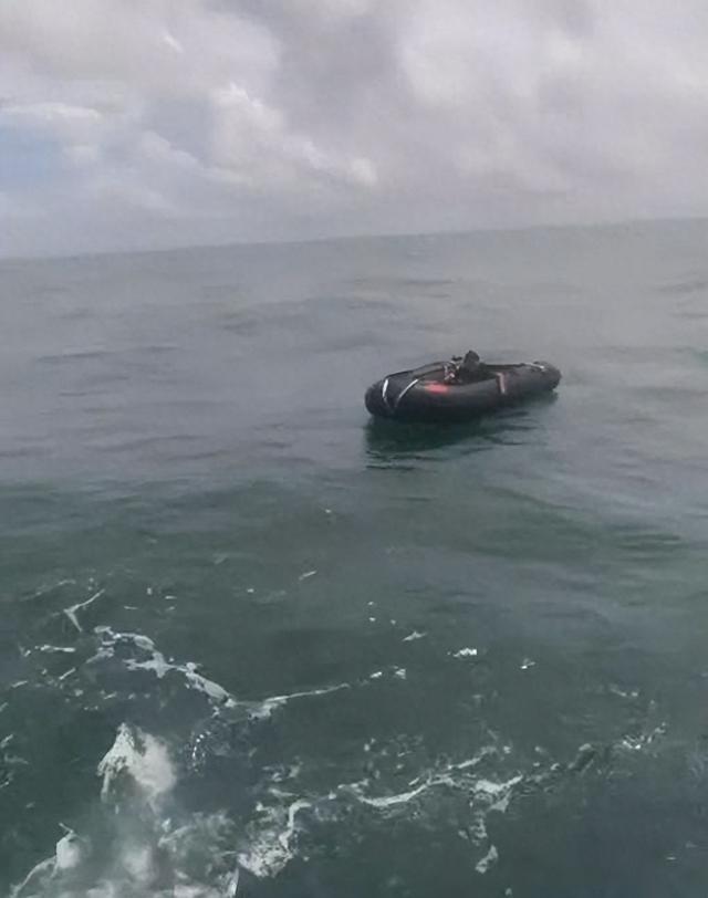 男子乘皮划艇海上漂流6天被救起，救人者：他6天没吃饭，靠雨水撑下来