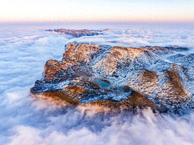 重庆南川：云海与雪景同框，开启冬日仙境模式