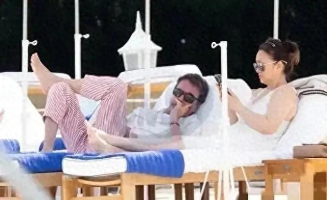 就巩俐老公躺旁边不玩手机这点，就打败了80%的中国男人