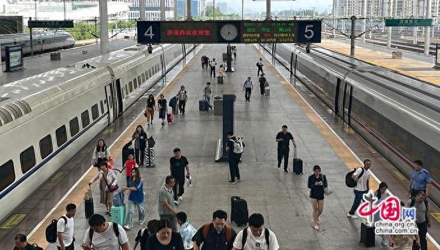 时评：列车载客畅游齐鲁 好客山东乐享旅程