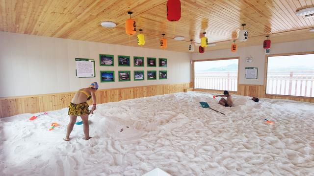 大连海盐世界公园开园 盐田虾捕捞季成为一大亮点