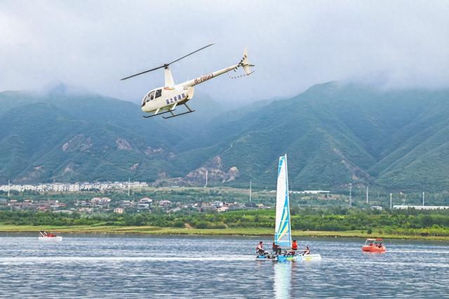雨后盐湖美 游客享其中