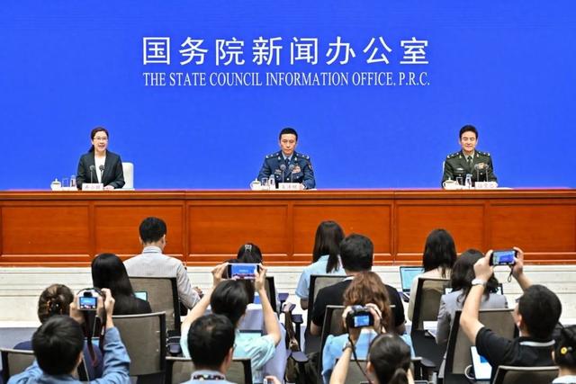 中方公布阅兵信息，用70分钟让美认清差距，美空军上将火速提离职