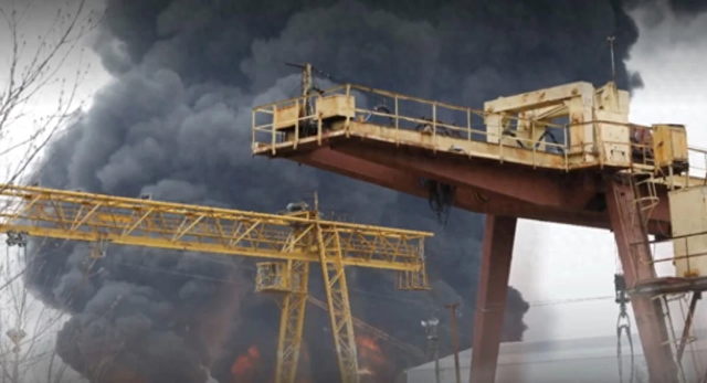 乌克兰对俄发动能源战！最大天然气厂遭袭爆炸	，港口油罐烧成火海