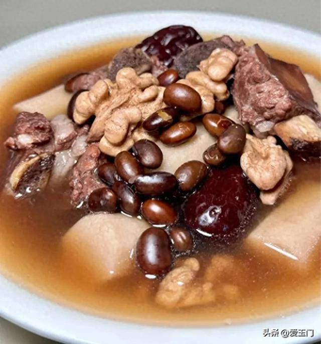 失眠可能是“气血不足”，这3种菜换着吃，补血助眠，沾床就睡