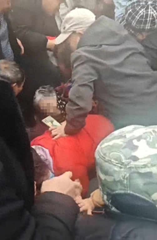 重庆一网红举办刨猪汤活动现场发生拥挤推搡多人倒地，当地回应：不是踩踏	，已处置完毕