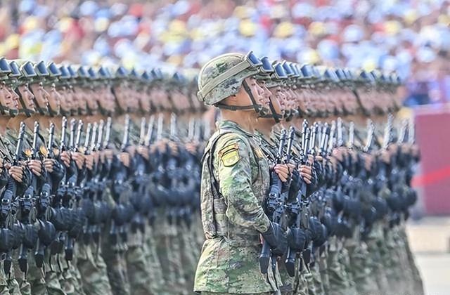 28岁女民兵李思颖阅兵归家，母亲火速官宣新身份，网友评论酸死人