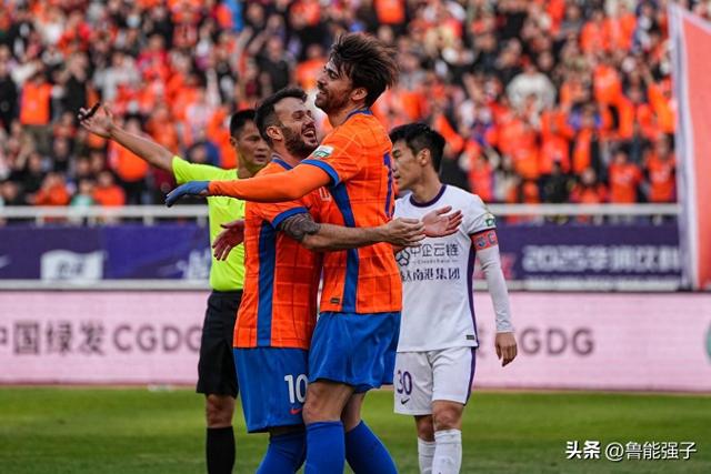 金靴瓦科也被“针对”了吗？中超裁判真搞笑，点球被要求重新罚