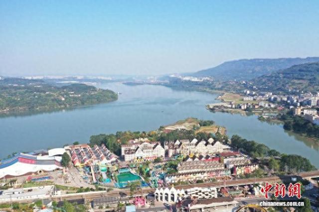 三峡库区高水位运行 沿江小镇现高峡平湖美景