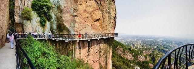 别去张家界人挤人了！湖南这座山，玻璃栈道更加险！