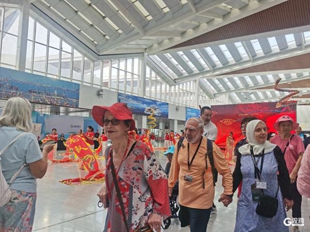 最大美洲旅游团来访！“招商伊敦”号邮轮携近600名国际游客邂逅青岛金秋
