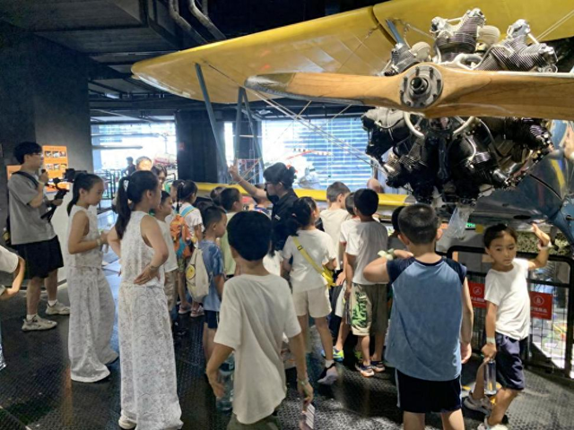 武侯区图书馆航空研学：开启“科普体验+模拟飞行”立体课堂