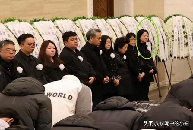 杨振宁追悼会现场！翁帆站首位神情悲伤，64岁老者曝杨老两个贡献