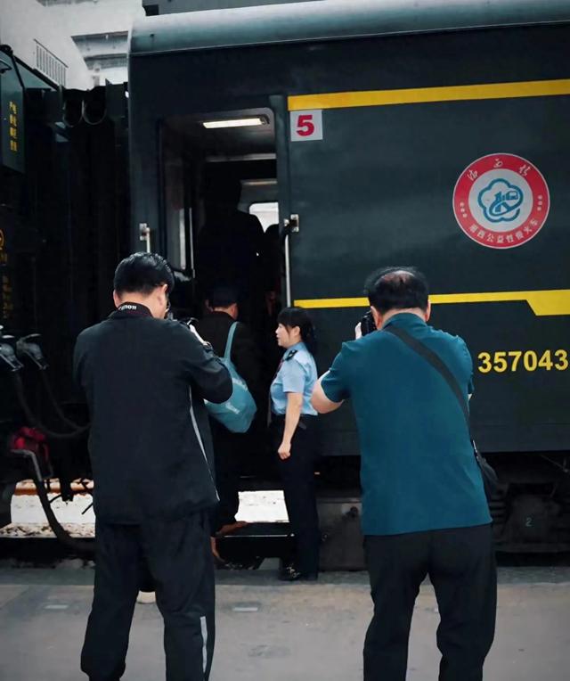 宁愿坐19个小时的火车，也不坐6个小时的高铁，看完你就明白了