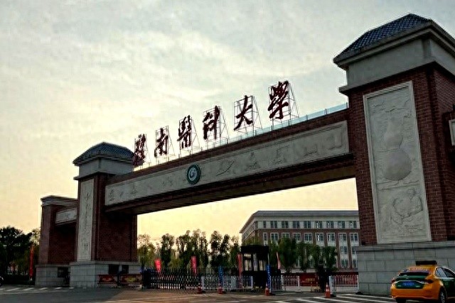 南昌醫(yī)學(xué)院錄取分?jǐn)?shù)線2025_贛南醫(yī)科大學(xué)臨床醫(yī)學(xué)分?jǐn)?shù)線高性價(jià)比_贛南醫(yī)科大學(xué)排名三百多分?jǐn)?shù)線五百八