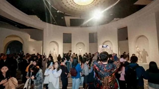 首日人人人！古罗马众神“空降”上海！不出沪看131件稀世珍品！打卡攻略→