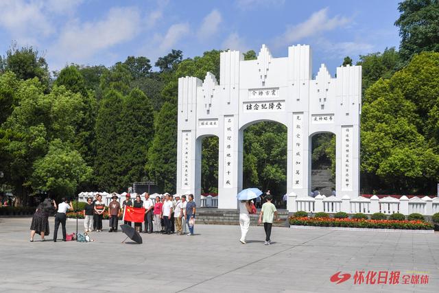 图说|游客在芷江受降纪念坊前打卡拍照
