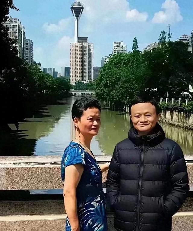 马云和母亲的合照，照片中母子长的太像了，这脸型几乎一模一样