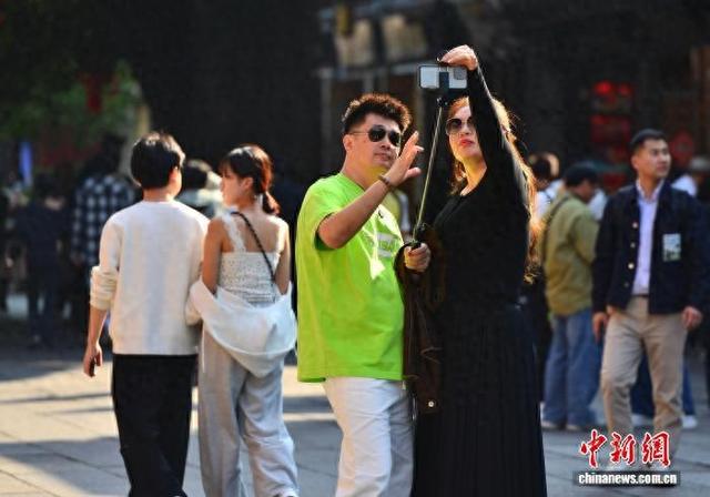 福州：暖阳相伴 游客夏装出行