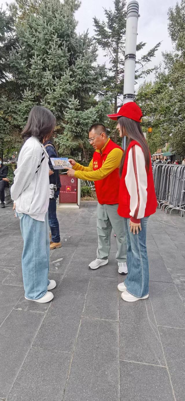 【喜迎国庆 文明宠客】记者当志愿者·手记：我为外地歌迷当导游