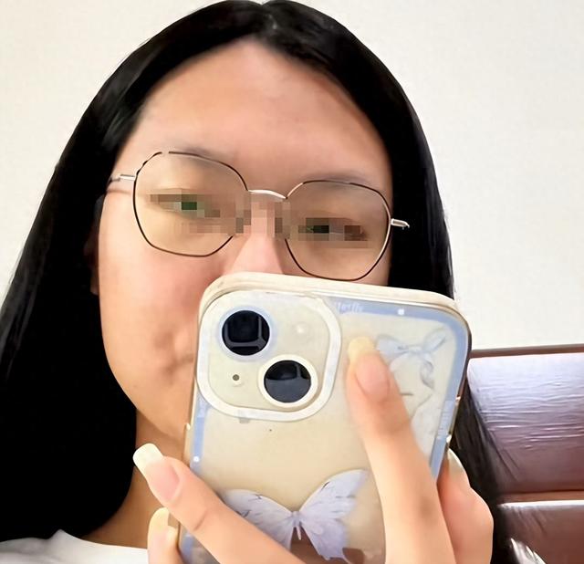 偷鸡不成蚀把米！女子投诉高铁工作人员抽烟，自己却被扒个底朝天