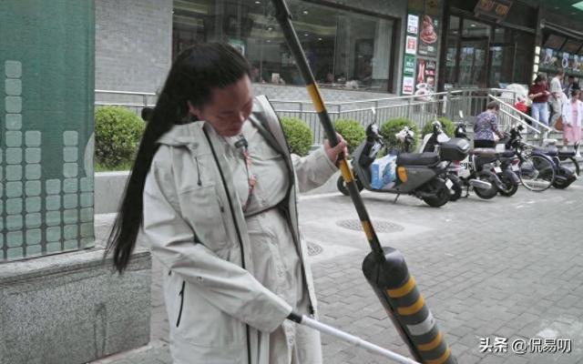 17小时爬泰山后，盲女王营营为何丢了导盲犬、没了工作？