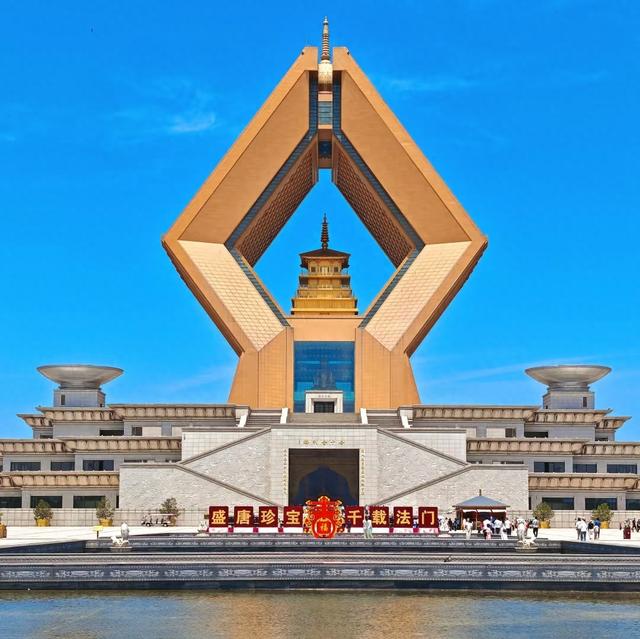 我是上海人，旅游景点法门寺，看地宫唐石门，用放大镜瞧舍利纹路