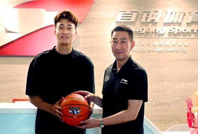 新疆发文送别赵睿，赵睿已抵北京与张云松开心合影！