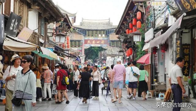 建水迎来暑期旅游“热潮”